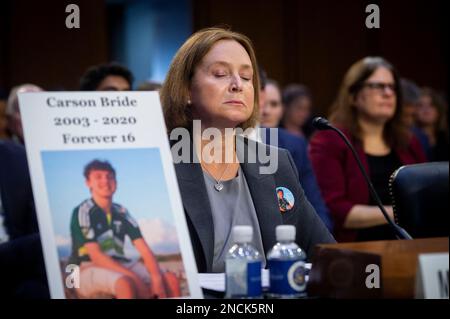 Kristin Bride, Survivor Parent and Social Media Reform Advocate, siede accanto a una foto del suo figlio di 16 anni Carson Bride, come appare davanti a una Commissione del Senato per l'audizione giudiziaria per esaminare la protezione dei nostri figli online, nel Hart Senate Office Building a Washington, DC, martedì 14 febbraio 2023. Dopo essere stato cyberbullizzato, Carson prese la sua vita il 23 giugno 2020. Foto di Rod Lamkey/CNP/ABACAPRESS.COM Foto Stock