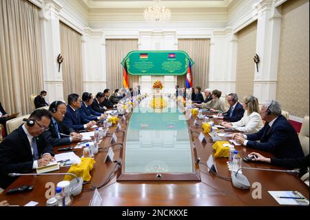 Phnom Penh, Cambogia. 15th Feb, 2023. Il presidente tedesco Frank-Walter Steinmeier (5th da destra) e Samdech Hun Sen (6th da sinistra), primo ministro della Cambogia, incontrano le loro delegazioni al Palazzo della Pace, residenza ufficiale del primo ministro. Il presidente Steinmeier e sua moglie visitano i paesi della Cambogia e della Malesia durante una gita di cinque giorni nel sud-est asiatico. Credit: Bernd von Jutrczenka/dpa/Alamy Live News Foto Stock