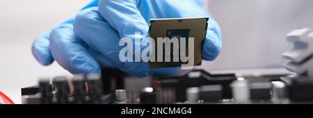 I tecnici del computer tengono in mano il processore della cpu Foto Stock
