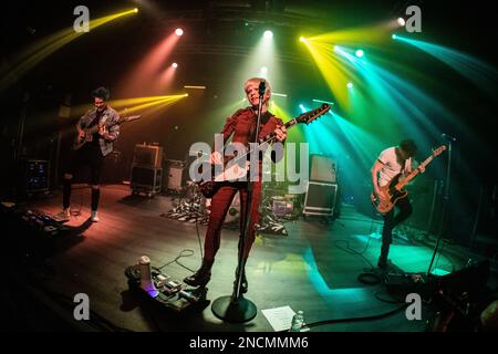 Milano Italia. 14 febbraio 2023. La rock band inglese THE WILD THINGS si esibisce dal vivo sul palco presso i magazzini generali aprendo lo spettacolo di Dirty Honey. Foto Stock