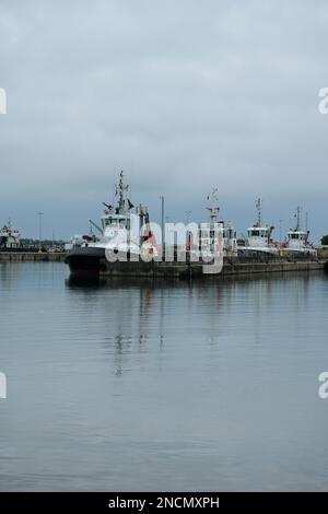 Rimorchiatore al porto di Richards Bay, KwaZulu-Natal, Sud Africa, grande porto commerciale, bellissimo paesaggio, commercio costiero, spedizioni, molo, molo Foto Stock