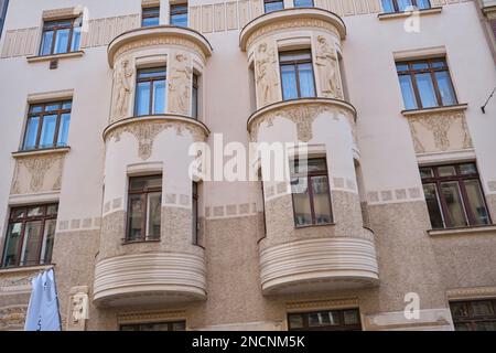 Antica casa bianca e dettagli architettonici con grandi finestre e balcone rotondo Foto Stock