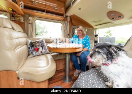 La rinomata artista commerciale Jo Scott abbandona il suo studio per migliorare l'equilibrio della vita lavorativa. Lavorare ovunque nel suo stato dell'arte, motorhome connesso Foto Stock