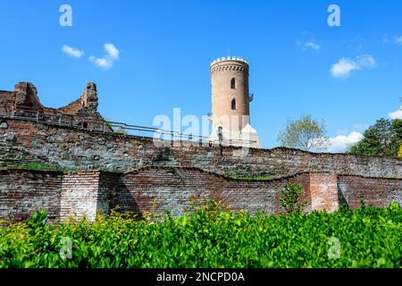 Parco Chindia (Parcul Chindia) vicino agli antichi edifici in pietra e alle rovine della Corte reale di Targoviste (Curtea Domneasca) nella parte storica di Foto Stock