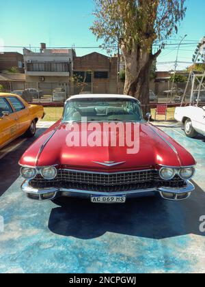 Vecchio rosso di lusso 1960 Cadillac coupe Deville in un parco. Giorno di sole. Vista frontale. Spettacolo di auto classica AAA 2022. Foto Stock