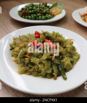 Piatto indonesiano: Zucca amara fritta in padella Foto Stock