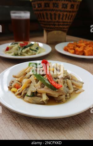 Piatti indonesiani: Funghi fritti in padella Foto Stock
