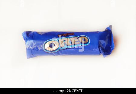 Confezione di biscotti al gusto di vaniglia Cadbury Oreo Crema di sandwich con crostini in fondo isolato. Foto Stock