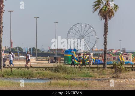 Figueira da Foz Portogallo 08 09 2022: Vista alla gente che va alla spiaggia e a piedi sui passaggi pedonali di Figueira da Foz, spiaggia Claridade Foto Stock