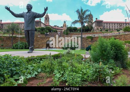 Monumento Mandela e impianto di cannabis di fronte all'edificio Union a Pretoria, in Sudafrica Foto Stock