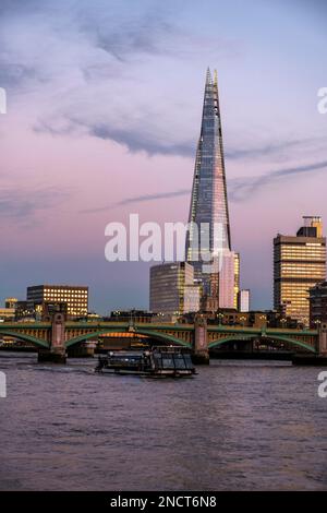 Immagine serale al crepuscolo dello skyline di Londra, tra cui Tamigi e Shard Foto Stock