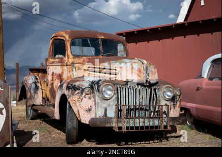 Un vecchio camion Ford pick-up 1942 abbandonato in un fienile Foto Stock
