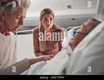 Malato, anziano e familiare con un uomo in ospedale per assistenza medica con persone tristi e preoccupate. Assistenza sanitaria, malato e donna e figlia con un anziano Foto Stock