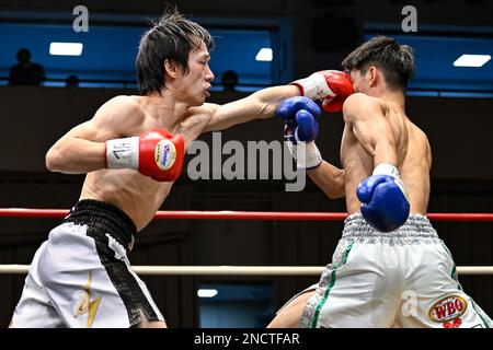 Tokyo, Giappone. 14th Feb, 2023. Kenta Nakagawa (guanti rossi) e Akio Furutani (guanti blu) si sfidano durante il loro incontro vacante di boxe Super Flyweight del WBO Asia Pacific presso Korakuen Hall a Tokyo, Giappone, il 14 febbraio 2023. Credit: Hiroaki Finito Yamaguchi/AFLO/Alamy Live News Foto Stock