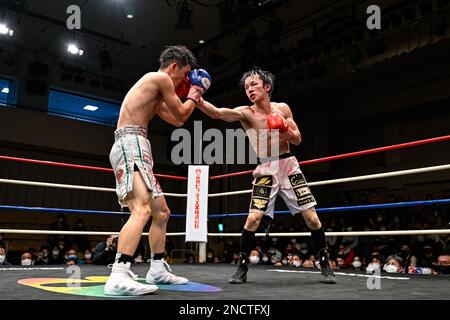 Tokyo, Giappone. 14th Feb, 2023. Kenta Nakagawa (guanti rossi) e Akio Furutani (guanti blu) si sfidano durante il loro incontro vacante di boxe Super Flyweight del WBO Asia Pacific presso Korakuen Hall a Tokyo, Giappone, il 14 febbraio 2023. Credit: Hiroaki Finito Yamaguchi/AFLO/Alamy Live News Foto Stock