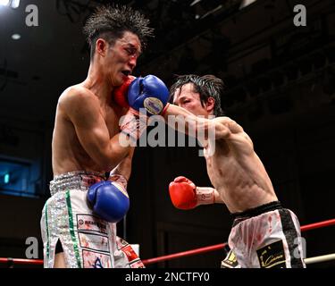 Tokyo, Giappone. 14th Feb, 2023. Kenta Nakagawa (guanti rossi) e Akio Furutani (guanti blu) si sfidano durante il loro incontro vacante di boxe Super Flyweight del WBO Asia Pacific presso Korakuen Hall a Tokyo, Giappone, il 14 febbraio 2023. Credit: Hiroaki Finito Yamaguchi/AFLO/Alamy Live News Foto Stock