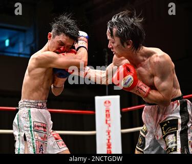 Tokyo, Giappone. 14th Feb, 2023. Kenta Nakagawa (guanti rossi) e Akio Furutani (guanti blu) si sfidano durante il loro incontro vacante di boxe Super Flyweight del WBO Asia Pacific presso Korakuen Hall a Tokyo, Giappone, il 14 febbraio 2023. Credit: Hiroaki Finito Yamaguchi/AFLO/Alamy Live News Foto Stock