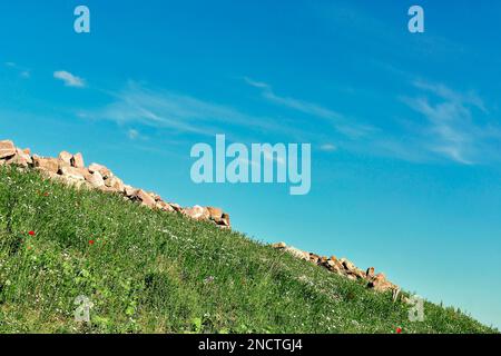 Prato di montagna con rocce e cielo blu con nuvole in Germania Foto Stock