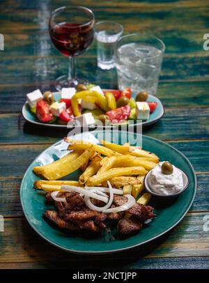 Gyros greco con Fries francese e Tzaziki Foto Stock