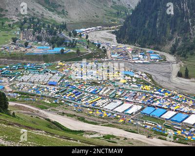 Enorme campo base a Baltal, punto di partenza per Amarnath Yatra, distretto di Ganderbal, Kashmir, India Foto Stock