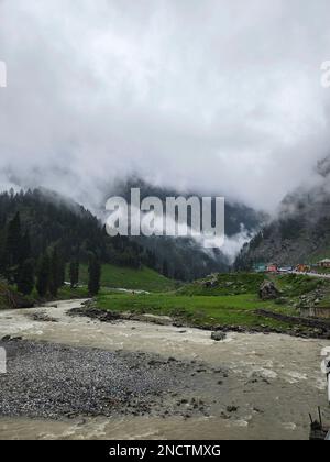 Il fiume Sind forma la valle del Sind. La sorgente del fiume si trova nel ghiacciaio Machoi, Sonmarg, Kashmir, India Foto Stock