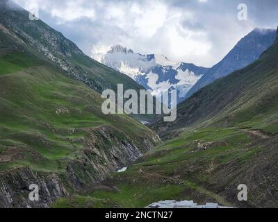 Sirbal Peak una montagna con un'altitudine di 5.235 metri, nel distretto di Ganderbal Jammu e Kashmir, India Foto Stock