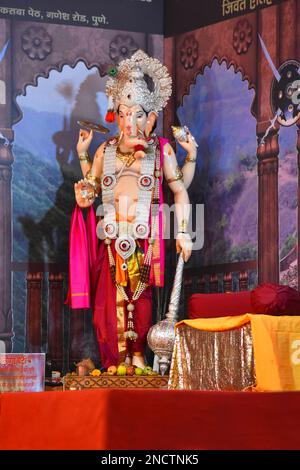 In piedi Ganesha murti, Signore indù del successo, statua in un pandal durante il festival Ganesh Utsav a Pune, Maharashtra. Foto Stock