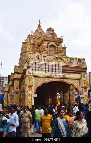 MAHARARSHTRA, PUNE, settembre 2022, devoti alla vista posteriore della replica del tempio Panch Kedar, Dagdusheth Ganpati durante Ganesh Utsav Foto Stock