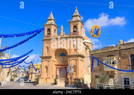 Vista urbana di Marsaxlokk, popolare villaggio di pescatori situato nell'estremità sud-orientale dell'isola principale di Malta. Foto Stock