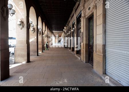 Vista del colonnato ad arco dalla storica Plaza del Castillo nel centro storico di Pamplona Foto Stock