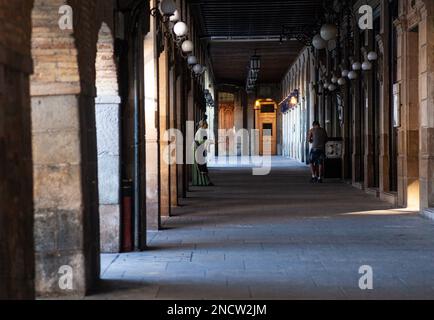 Vista del colonnato ad arco dalla storica Plaza del Castillo nel centro storico di Pamplona Foto Stock