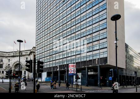 L'edificio della Torre accanto alla stazione di Waterloo e gli edifici di Elizabeth House sulla York Road sono in programma per la demolizione e la riqualificazione. Londra. Foto Stock