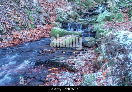 Cleddon Falls con una dispersione di neve nella Wye Valley Monmouthshire Wales UK, dicembre 2022 Foto Stock