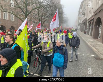 Kiel, Germania. 15th Feb, 2023. I dipendenti delle aziende municipali e dell'ospedale municipale partecipano a una dimostrazione durante uno sciopero di avvertimento. Il sindacato Verdi estende la disputa salariale nel settore pubblico a livello nazionale. Credit: Sönke Möhl/dpa/Alamy Live News Foto Stock