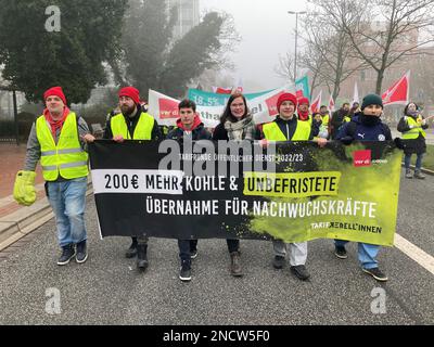 Kiel, Germania. 15th Feb, 2023. I membri dell'Unione giovanile Verdi hanno una bandiera che legge '200 euro in più di carbone - occupazione permanente per i giovani impiegati' durante una dimostrazione. Il sindacato Verdi estende la disputa salariale nel settore pubblico a livello nazionale. Credit: Sönke Möhl/dpa/Alamy Live News Foto Stock