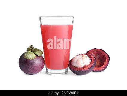 Delizioso succo di mangostano e frutta fresca su sfondo bianco Foto Stock