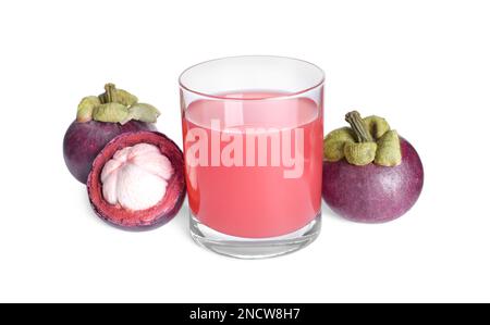 Delizioso succo di mangostano e frutta fresca su sfondo bianco Foto Stock