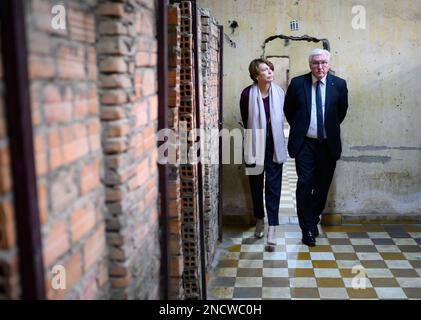 Phnom Penh, Cambogia. 15th Feb, 2023. Il presidente tedesco Frank-Walter Steinmeier e sua moglie Elke Büdenbender sono guidati attraverso il Museo del genocidio di Tuol Sleng. Il museo è l'ex prigione dei Khmer rossi S-21 e serve a commemorare i crimini commessi durante il genocidio in Cambogia tra il 1975 e il 1979. Il presidente Steinmeier e sua moglie visitano i paesi della Cambogia e della Malesia durante una gita di cinque giorni nel sud-est asiatico. Credit: Bernd von Jutrczenka/dpa/Alamy Live News Foto Stock