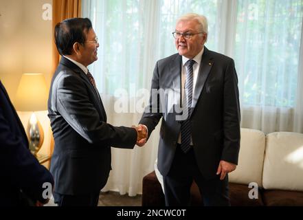 Phnom Penh, Cambogia. 15th Feb, 2023. Il presidente tedesco Frank-Walter Steinmeier e Kem Sokha, politico dell'opposizione ed ex presidente del Partito Nazionale di salvataggio della Cambogia (CNRP), vietato nel 2017, si riuniscono per colloqui presso la residenza dell'ambasciatore tedesco. Il presidente Steinmeier e sua moglie visitano la Cambogia e la Malesia durante una gita di cinque giorni nel sud-est asiatico. Credit: Bernd von Jutrczenka/dpa/Alamy Live News Foto Stock