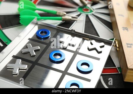 Diversi tipi di giochi da tavolo come sfondo, primo piano Foto Stock