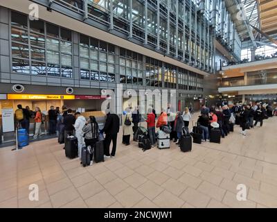 Amburgo, Germania. 15th Feb, 2023. I viaggiatori aspettano al banco di servizio Lufthansa. Un'interruzione DELL'IT sta causando gravi interruzioni a Lufthansa. Credit: Stefen Hutchings/dpa - ATTENZIONE: Miglior qualità possibile/dpa/Alamy Live News Foto Stock