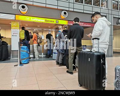 Amburgo, Germania. 15th Feb, 2023. I viaggiatori aspettano al banco di servizio Lufthansa. Un'interruzione DELL'IT sta causando gravi interruzioni a Lufthansa. Credit: Stefen Hutchings/dpa/Alamy Live News Foto Stock