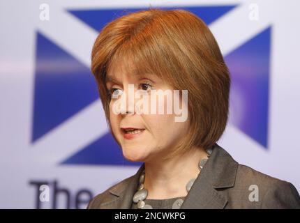 Foto del file datata 27/4/2009 del Vice primo Ministro e Segretario di Gabinetto per la Salute e il benessere, Nicola Sturgeon, conferma che due persone in Scozia hanno dimostrato di essere positive per l'influenza suina, durante una conferenza stampa alla St Andrews House di Edimburgo. Lo storgeon dovrebbe dimettersi come primo ministro scozzese, secondo la BBC. Data di emissione: Mercoledì 15 febbraio 2023. Foto Stock