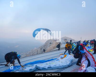 Fethiye, Turchia - Ottobre 23 2022: Parapendio al punto di partenza. Paracadute o festival di parapendio. Ha avuto luogo a Babadag, famoso in tutto il mondo parapendio cen Foto Stock