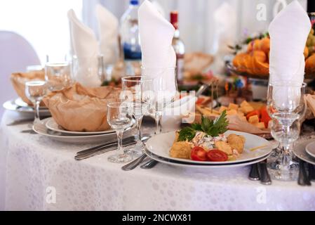 set da tavolo con spuntini leggeri, bicchieri da tartine Foto Stock