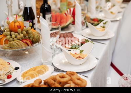 set da tavolo con spuntini leggeri, bicchieri da tartine Foto Stock