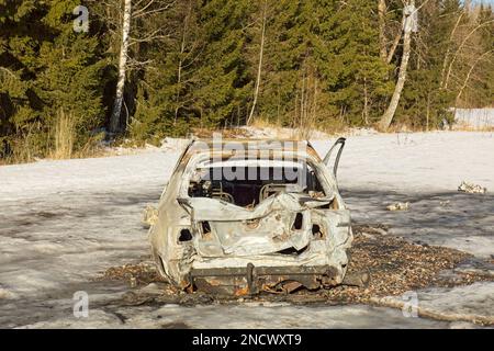 Naufragato abbandonato auto bruciata con danni da fuoco sul lato della strada. Foto Stock