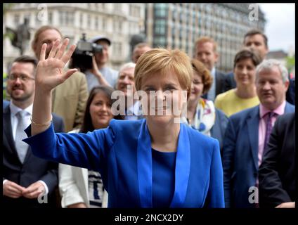 Immagine ©concesso in licenza a Parsons Media. 15/02/2023. Londra, Regno Unito. Nicola Sturgeon si dimette . 12062017-Nicola Sturgeon incontra i nuovi deputati SNP a Westminster. Il primo ministro scozzese Nicola Sturgeon si unisce ai 35 deputati dell'SNP votati dalle elezioni generali del 2017. Foto di Andrew Parsons / Parsons Media Foto Stock