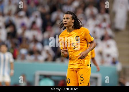 Nathan Ake dei Paesi Bassi visto durante la Coppa del mondo FIFA Qatar 2022 Quarter-final match tra Paesi Bassi e Argentina al Lusail Stadium. Punteggio finale: Olanda 2:2 (penalità 3:4) Argentina. Foto Stock