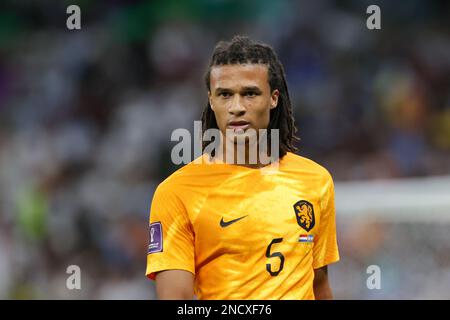 Lusail, Qatar. 09th Nov 2022. Nathan Ake dei Paesi Bassi visto durante la Coppa del mondo FIFA Qatar 2022 Quarter-final match tra Paesi Bassi e Argentina al Lusail Stadium. Punteggio finale: Olanda 2:2 (penalità 3:4) Argentina. (Foto di Grzegorz Wajda/SOPA Images/Sipa USA) Credit: Sipa USA/Alamy Live News Foto Stock